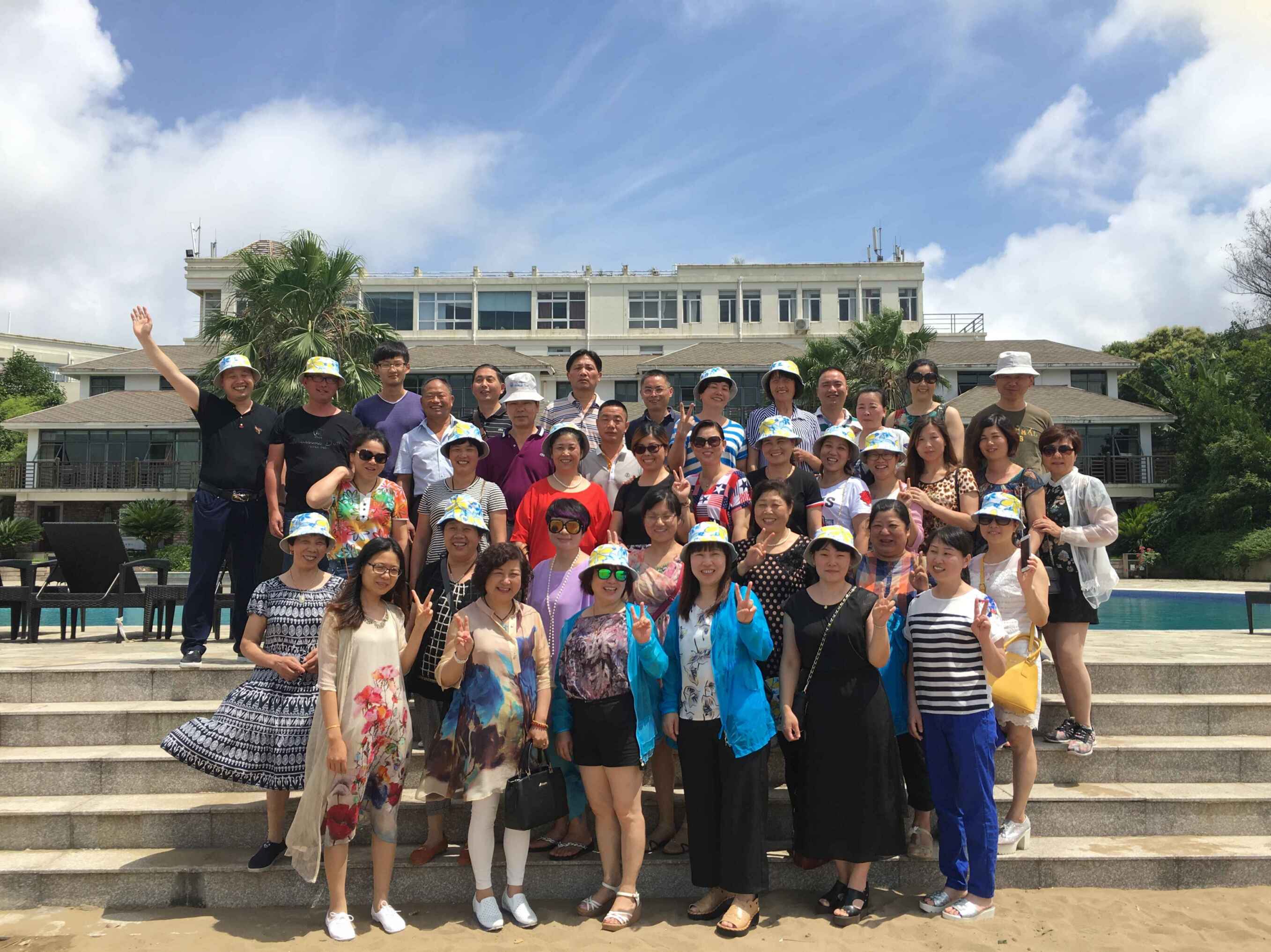 J9国际站备用市场2016年商户旅游圆满画上句号