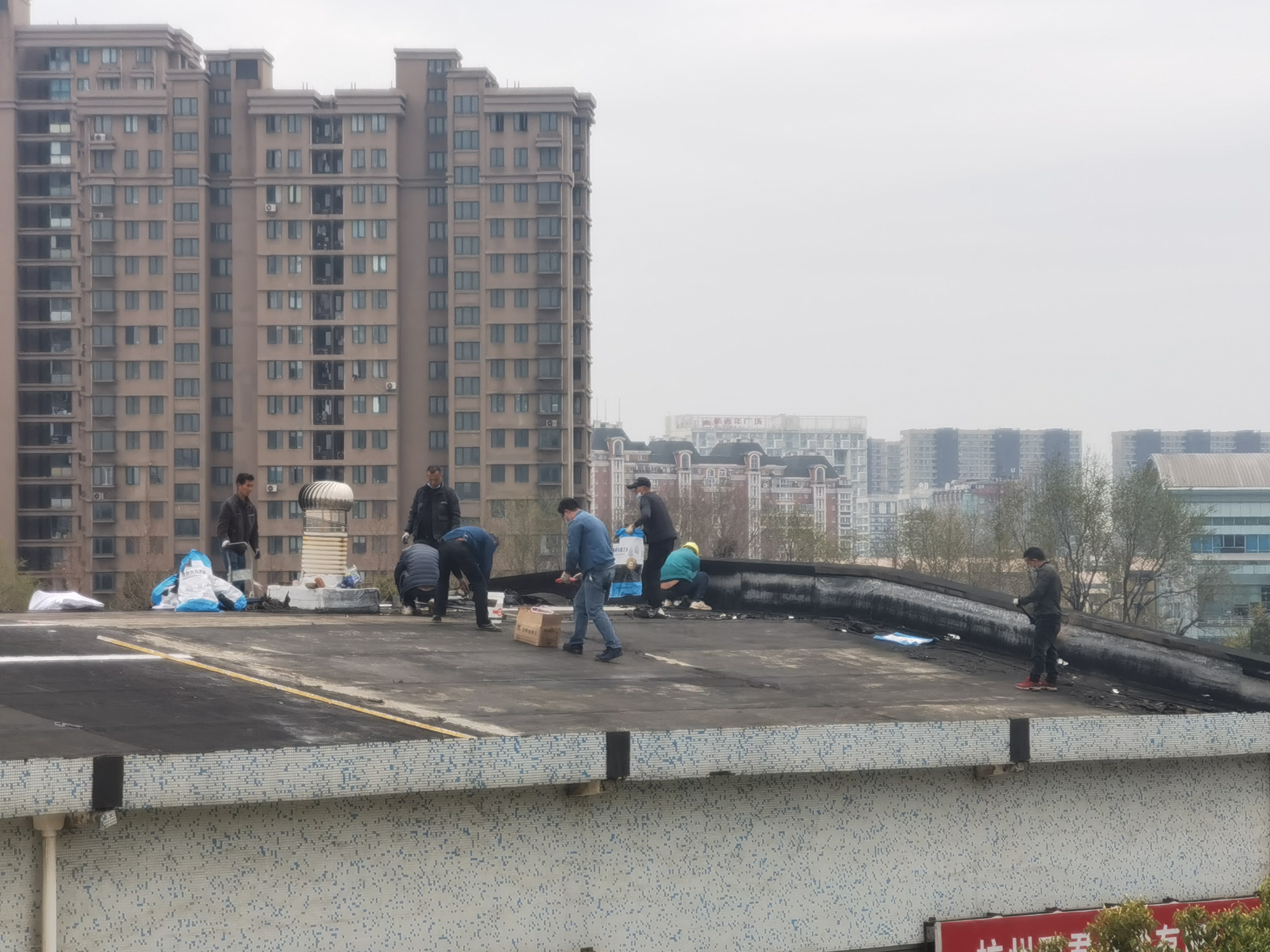 J9国际站备用市场屋顶防水维修进行中