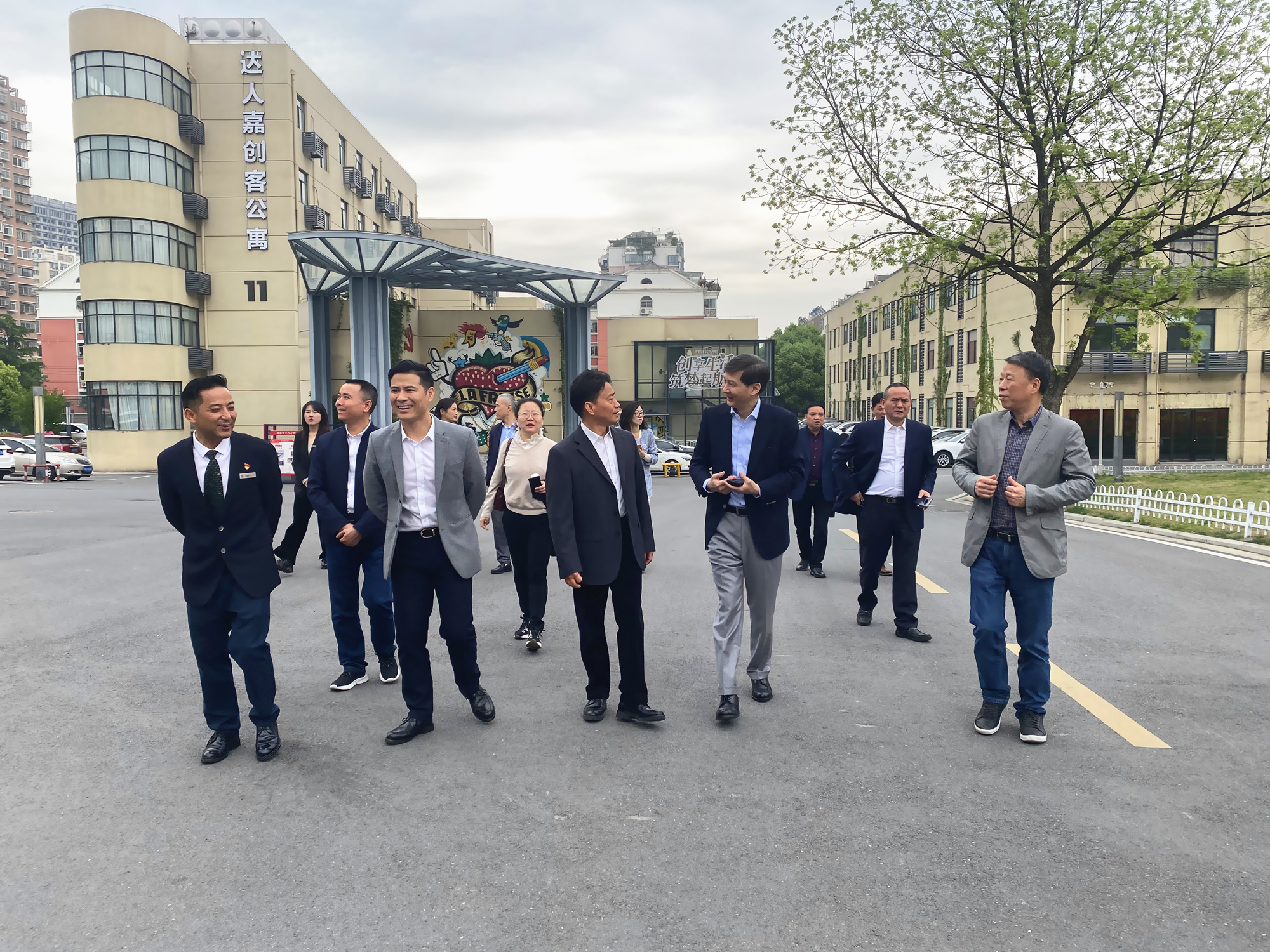 杭州市政协副主席、市工商联主席冯仁强 一行莅临庐阳J9国际站备用文创园考察