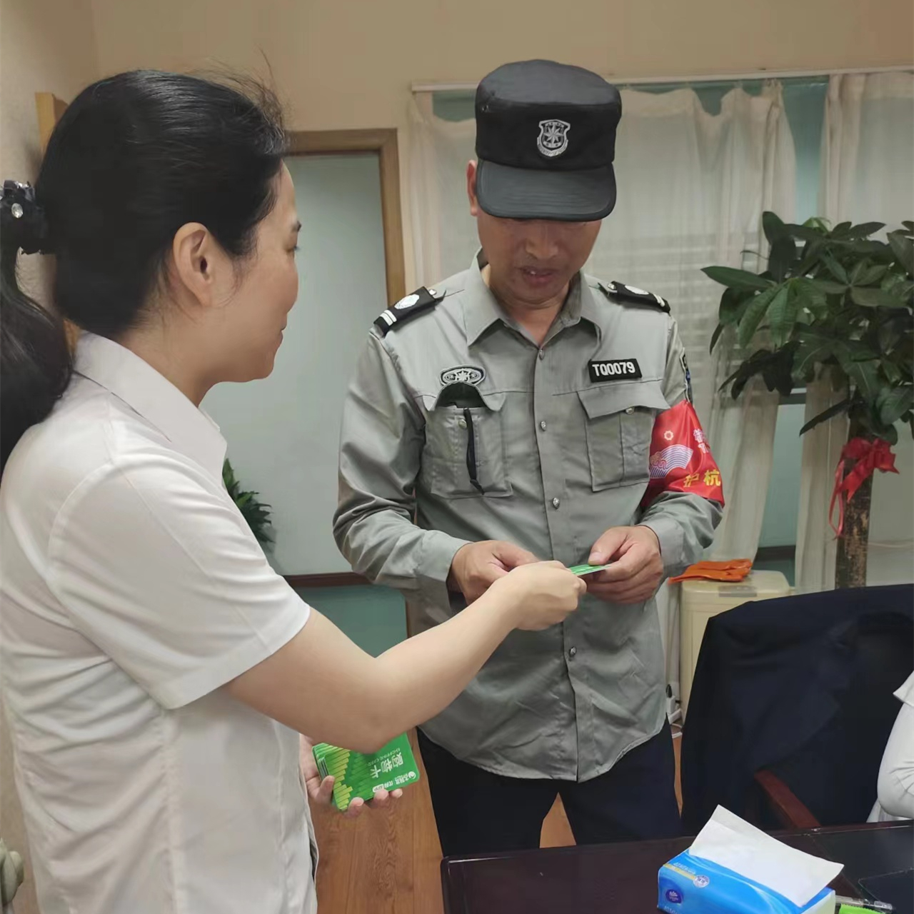 J9国际站备用市场工会为全体职工发放端午慰问品