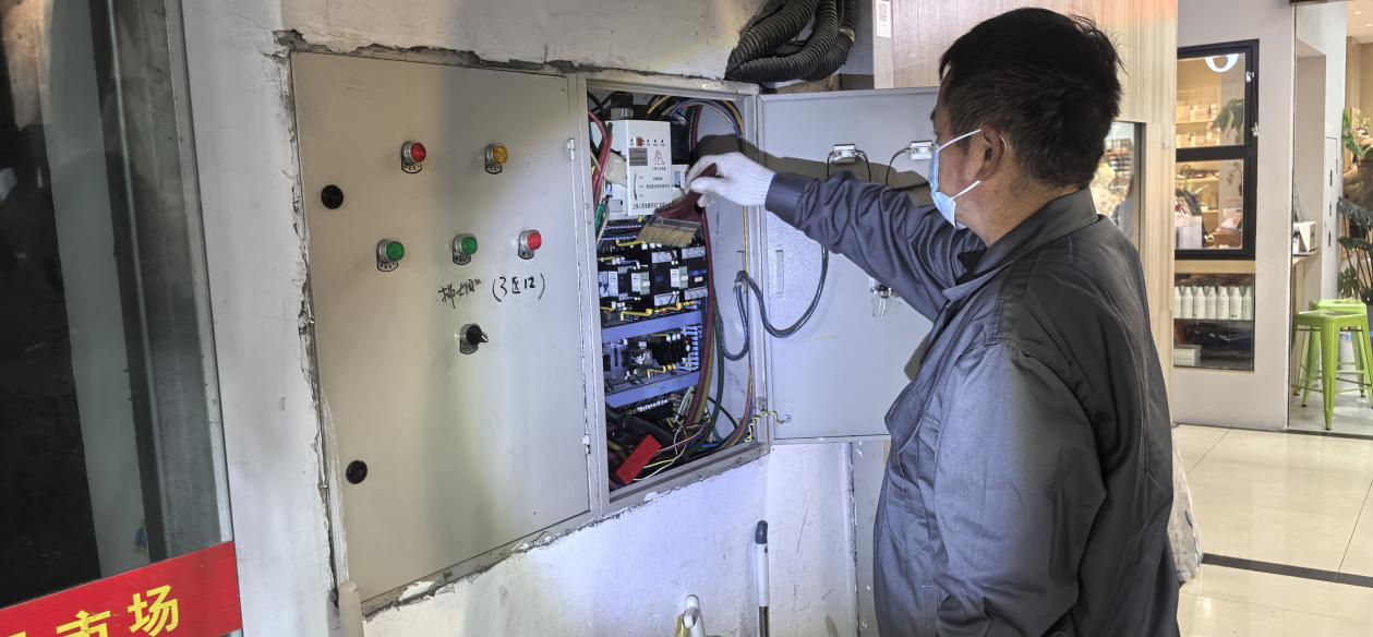 钱江商城排烟风机控制柜维护完成，安全保障再升级