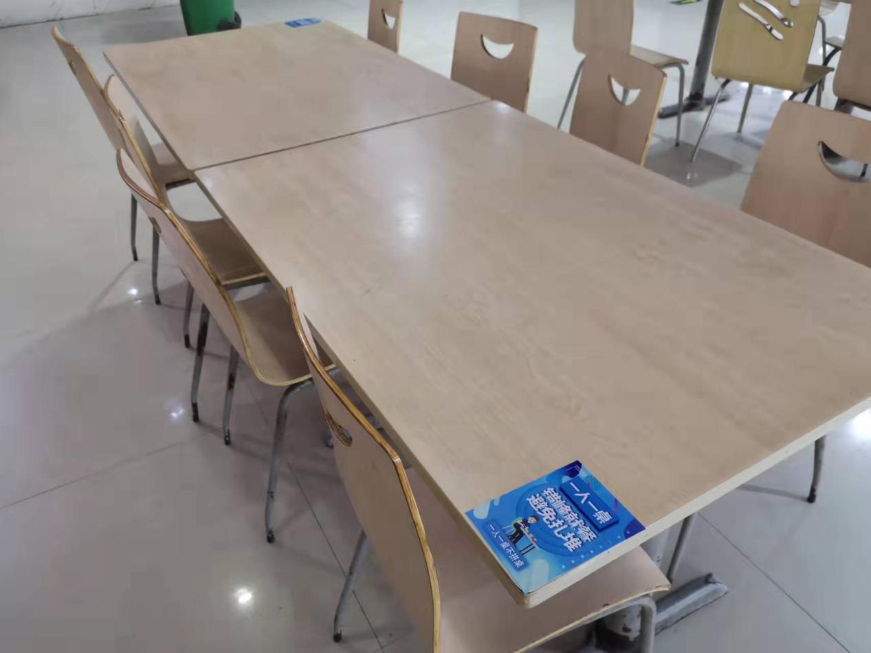 钱江商城采用隔桌用餐，顾客吃得放心安心舒心